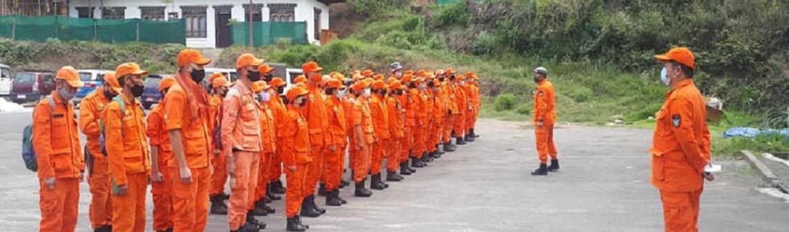 The Dzongkhag Administration and the Desuups of Wangdue Phodrang (DOWP) carried out one day cleaning campaign from Pelela to Rabuna along the East-West Primary National Highway today.................
